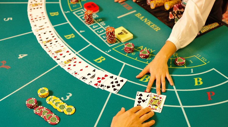 Blackjack Tisch mit Karten und die Hand eines Dealers